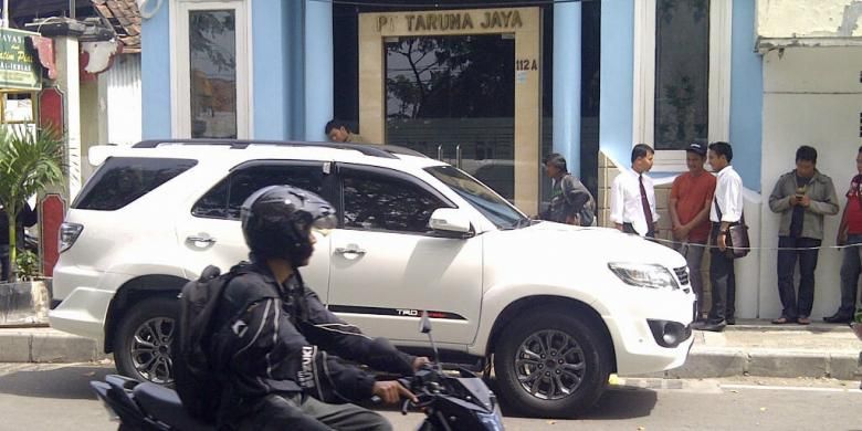 Mobil Toyota Fortuner putih yang dikendarai korban perampokan di Jalan Arjuno, Surabaya, Rabu (28/5/2014).