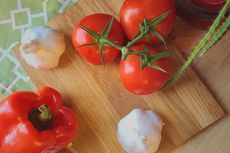 Cara Membuat Pestisida Organik dari Bawang Putih dan Tomat 