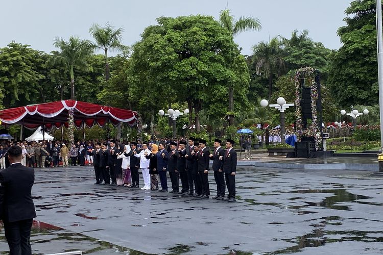 Para kepala daerah yang hadir dalam upacara Hari Otoda di Surabaya, Kamis (25/4/2024).