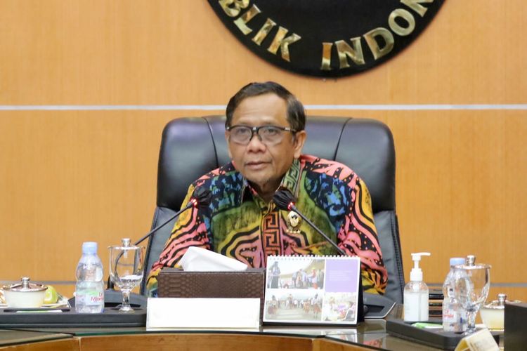 Menko Polhukam Mahfud MD saat rapat terbatas lintas kementerian dan lembaga yang membahas upaya penanganan kasus pertanahan yang sudah berkekuatan hukum tetap di Kemenko Polhukam, Jakarta, Kamis (2/6/2022).