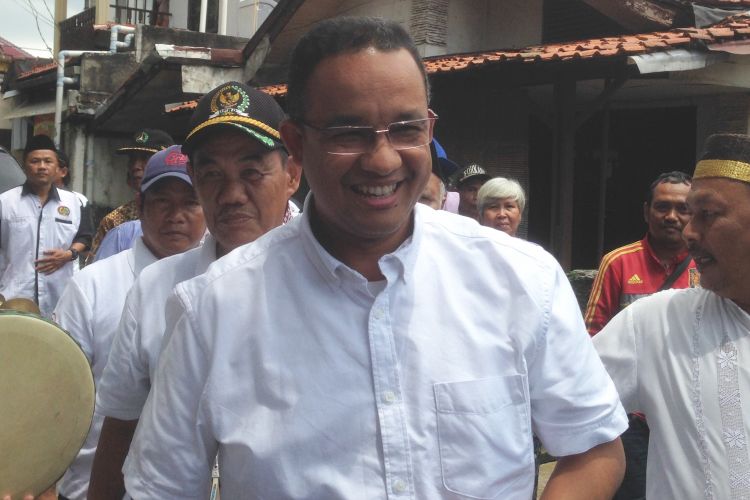 Calon gubernur DKI Jakarta, Anies Baswedan saat melakukan sosialisasi kampanye di kawasan Rawasari, Cempaka Putih, Jakarta Pusat, Selasa (21/3/17).