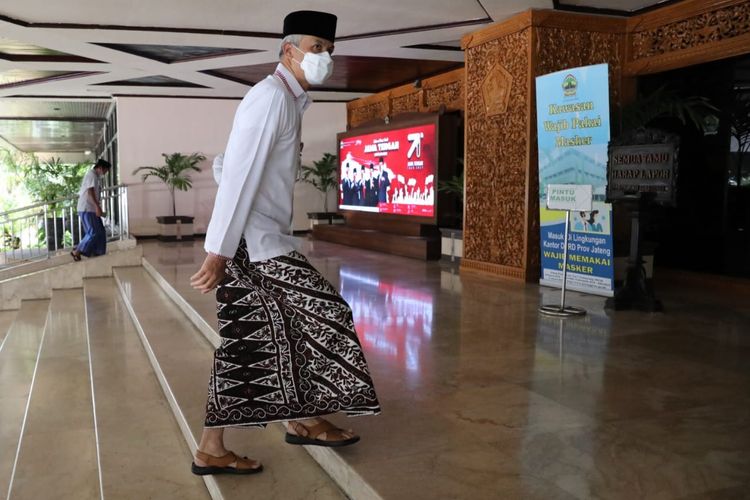 Gubernur Jawa Tengah (Jateng) Ganjar Pranowo mengenakan pakaian ala santri dalam rangka memperingati Hari Santri Nasional 2021, Jumat (22/10/2021).