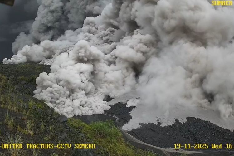 Tangkapan layar guguran awan panas erupsi gunung Semeru. Bandar Udara Abdulrachman Saleh dipastikan aman. 