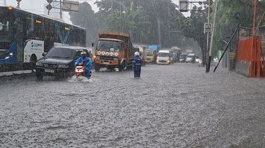 Hujan Deras, 1 RT dan 1 Ruas Jalan Jakarta Terendam Banjir Sabtu Malam