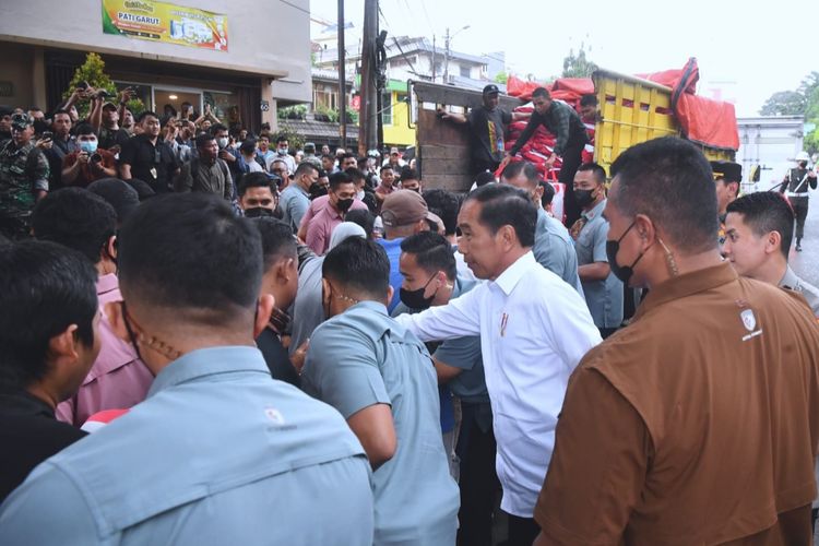 Presiden Joko Widodo saat membagikan bantuan sembako hingga hampers untuk masyarakat di Jalan Otista, Kota Bogor, Provinsi Jawa Barat pada Jumat (14/4/2023).