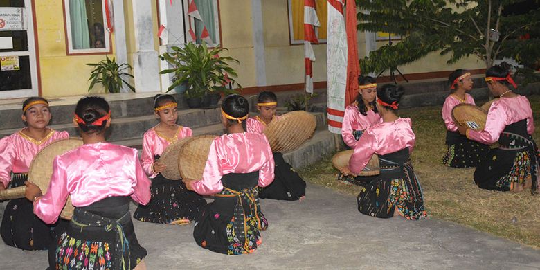 Para penari dari SMPK Waemokel, Kelurahan Watunggene, Kecamatan Kota Komba, Kabupaten Manggarai Timur, Flores, NTT mementaskan tarian Tepi Woja, Sabtu (17/8/2019) saat memeriahkan HUT ke-74 RI tingkat Kecamatan Kota Komba. Penari SMPK Waemokel mempromosikan kearifan lokal yang berkaitan tradisi pertanian di wilayah Manggarai Timur.