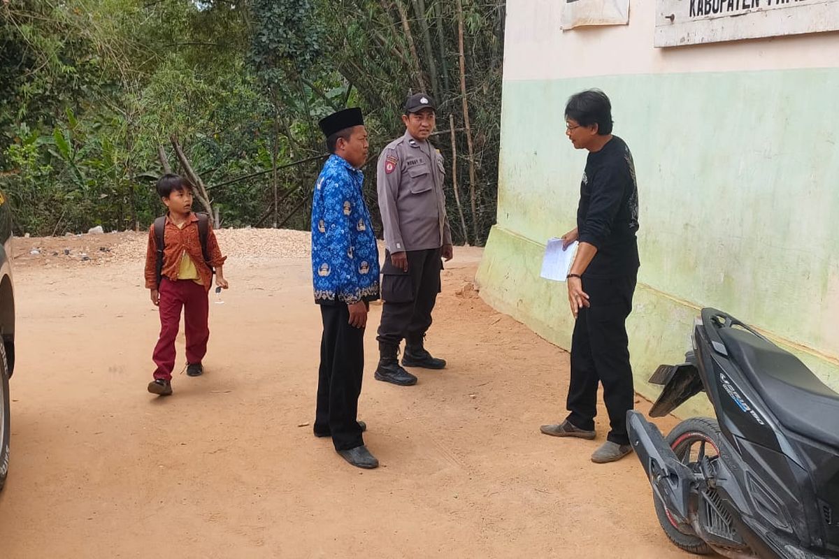 Polisi mendatangi dapur SPPG Al-Bukhori Murtajih di Kec. Pegantenan, Pamekasan, Rabu (17/9/2025)