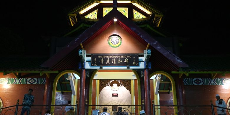 Wujud Masjid Laksamana Muhammad Cheng Hoo yang merupakan akulturasi antara arsitektur tionghoa, timur tengah dan Jawa.