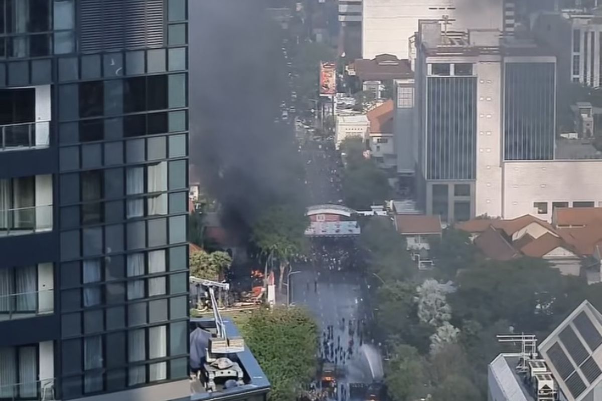 Suasana aksi unjuk rasa yang terjadi di depan Gedung Kenegaraan Grahadi Surabaya, Jawa Timur, yang diambil dari gedung perkantoran lantai 30, Jumat (29/8/2025) sore. 