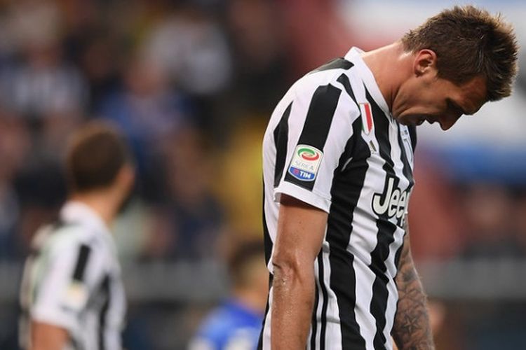 Mario Mandzukic menunjukkan ekspresi kecewa saat Juventus kalah dari tuan rumah Sampdoria pada laga lanjutan Liga Italia di Stadion Luigi Ferraris, Minggu (19/11/2017)