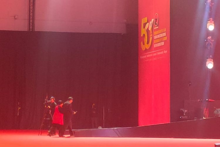 Putera Kedua Megawati Soekarnoputri Prananda Prabowo Gandeng dan Antar Megawati Naik Podium Pidato HUT Ke-50 PDI-P di JIexpo Kemayoran, Jakarta, Selasa (10/1/2023).