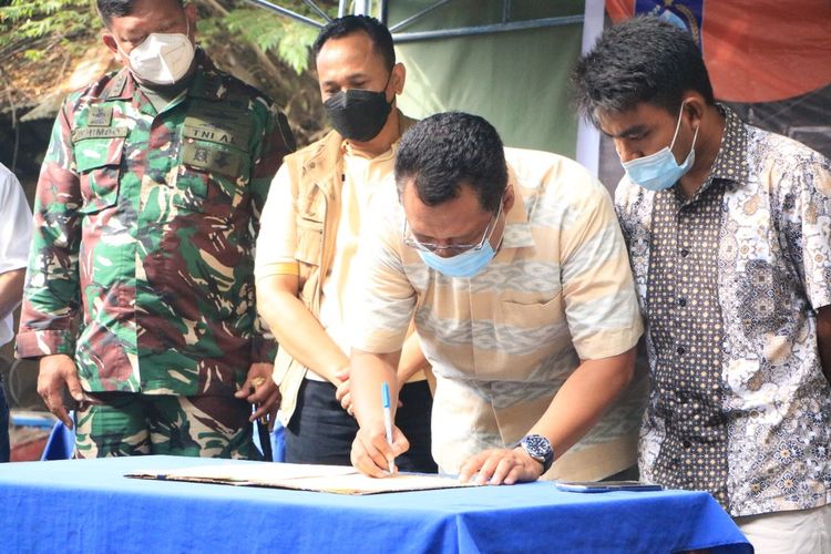 Warga Gili Trawangan, Kabupaten Lombok Utara, Nusa Tenggara Barat (NTB), akhirnya bisa bernafas lega setelah penandatanganan kerjasama pemanfaatan tanah antara pemerintah provinsi NTB dengan masyarakat dan pengusaha Gili Trawangan. Selasa (11/1/2022).