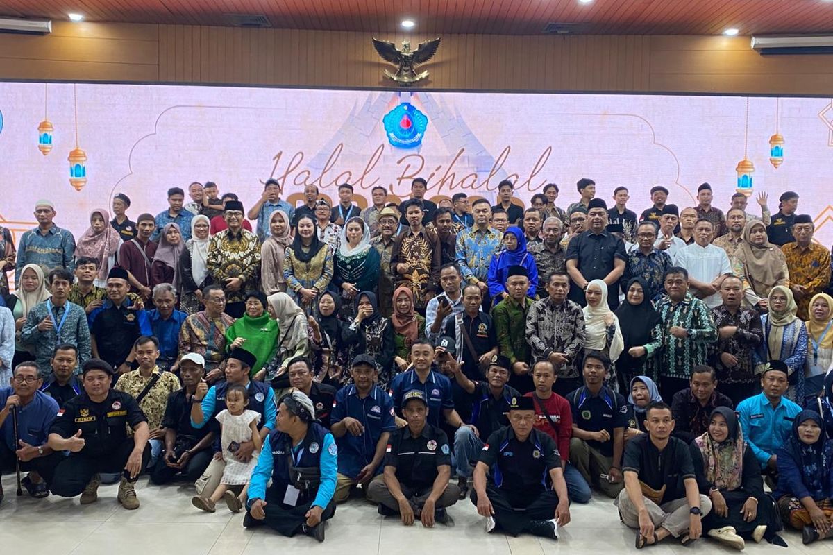 Suasana halalbihalal warga Brebes di Jakarta yang menjadi ajang silaturahmi sekaligus forum diskusi terkait kemiskinan dan pembangunan daerah.