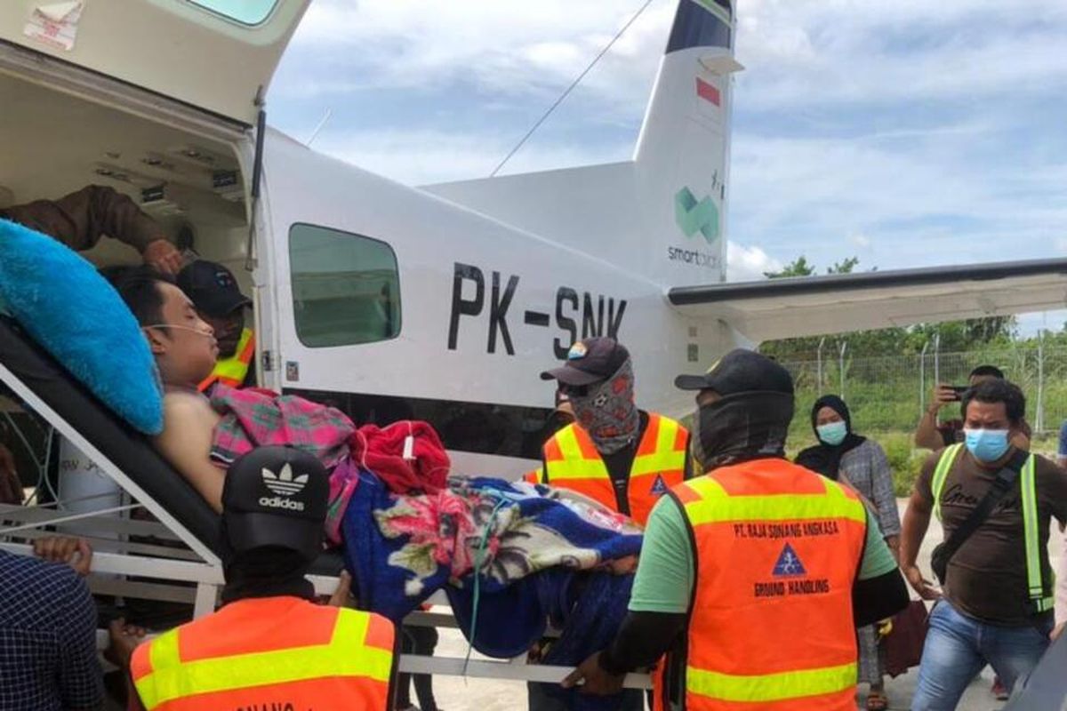 A plane evacuates an individual caught in the crossfire between 'armed criminal groups' [KKB] insurgents and Indonesian forces in Papua province's Intan Jaya regency, Tuesday (9/2/2021)