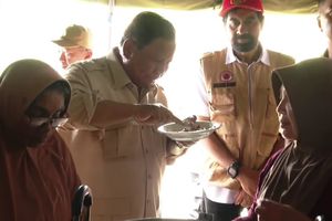 Saat Prabowo Ikut Santap Menu Korban Banjir di Aceh: Ada Sendok? Saya Mau Coba