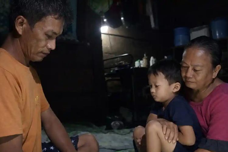 Hidup Gelap Gulita di Bekas Dapur Gula Aren, Keluarga Mursalim Segera Nikmati Listrik Gratis