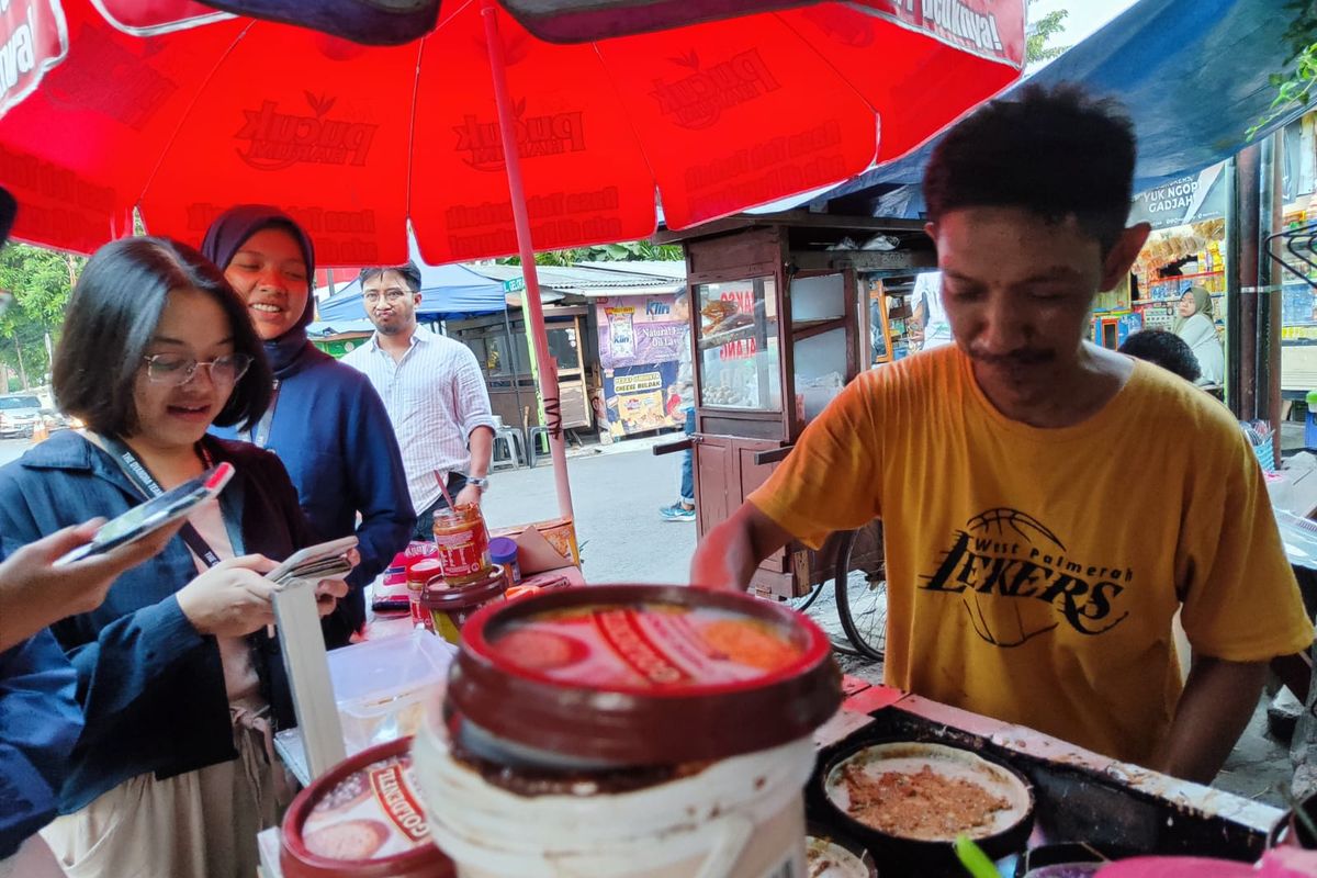 Penjual Lekker Kangen Siap Bossque di kawasan perkantoran Kompas Gramedia, Palmerah, Jakarta