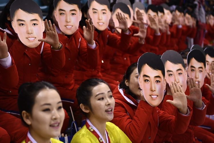 Pendukung Korea Utara mengenakan topeng yang disebut sebagai wajah pemimpin pertama Korea Utara, Kim Il Sung, namun dibantah Kementerian Unifikasi Korea Selatan.
