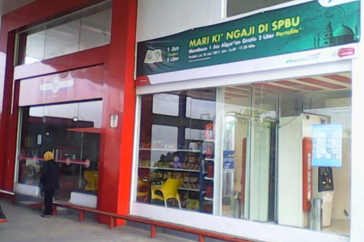 SPBU Jl Gunung Bawakaraeng, Makassar menggalakkan program ngaji 1 juz bisa gratis 2 liter Pertalite.