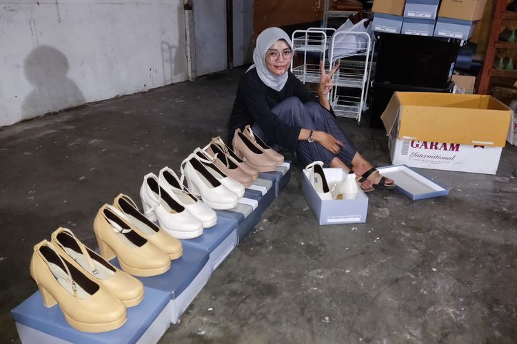 Rizka Chika saat melakukan proses quality control (QC) untuk produk platfrom heels custom dari salah satu customer. (Dok. Damia Shoes)