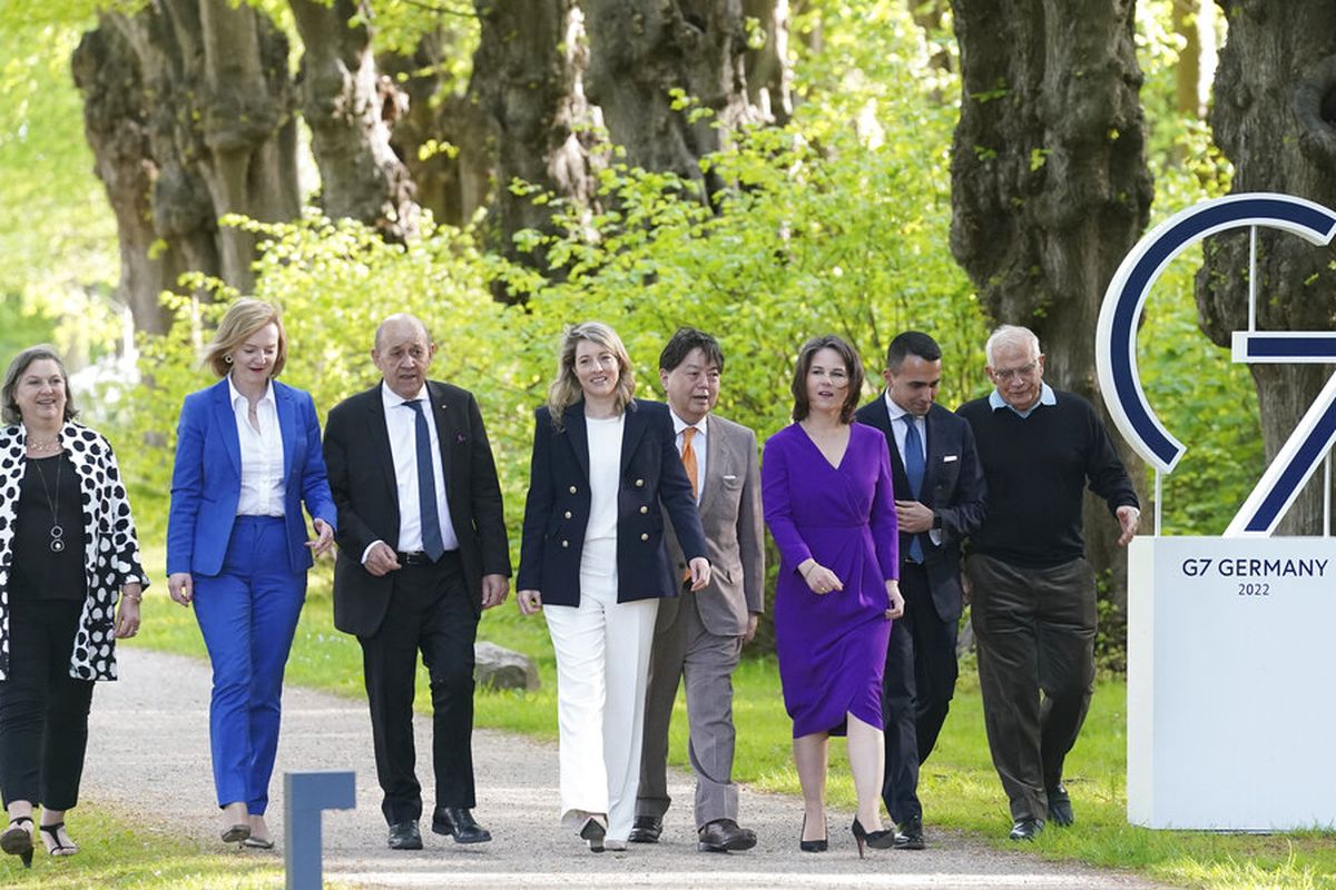 Dari kiri, Victoria Nuland, Wakil Menteri Luar Negeri dan Direktur Politik di Departemen Luar Negeri AS, Elizabeth Truss, Menteri Luar Negeri Inggris, Jean-Yves Le Drian, Menteri Luar Negeri Prancis, Melanie Joly, Menteri Luar Negeri Kanada, Hayashi Yoshimasa, Menteri Luar Negeri Jepang, Annalena Baerbock, Luigi Di Maio, Menteri Luar Negeri Italia, dan Josep Borrell, Perwakilan Tinggi Uni Eropa untuk Urusan Luar Negeri dan Kebijakan Keamanan, berjalan di pertemuan para menteri luar negeri kelompok G7 ekonomi demokrasi terkemuka kekuatan, di Weissenhäuser Strand, Kamis, 12 Mei 2022. Pertemuan di bawah kepresidenan Jerman akan dipimpin oleh Menteri Luar Negeri. Selain AS dan Jerman, G7 juga mencakup Inggris Raya, Prancis, Italia, Kanada, dan Jepang.