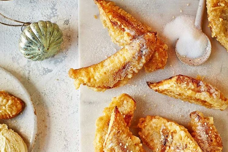 Ilustrasi pisang goreng wijen.