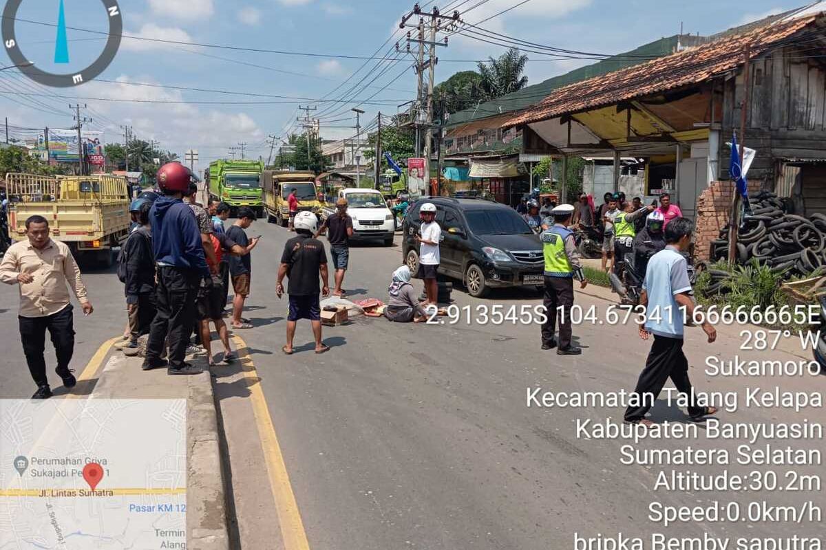 Ibu Menangis Peluk Tubuh Putrinya yang Tewas Terlindas Truk di Banyuasin