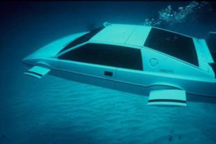 Lotus membuat satu-satunya mobil yang bisa berubah menjadi kapal selam untuk digunakan dalam salah satu film petualangan James Bond, 