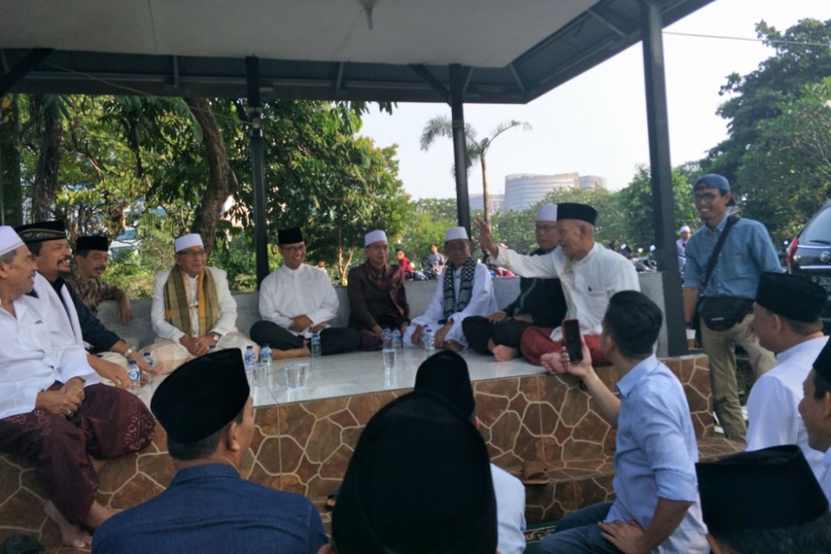 Tradisi halalbihalal makam di Makam Wakaf Muslim Cilandak Barat yang terletak di Jalan Lebak Bulus Raya, Cilandak, Jakarta Selatan, Sabtu (16/6/2018).