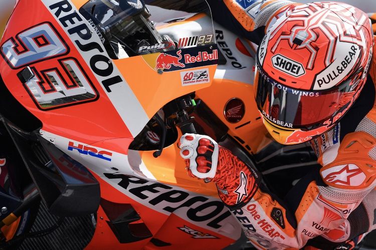 Marc Marquez saaat berlaga di MotoGP Malaysia 2019. (Photo by Mohd RASFAN / AFP)