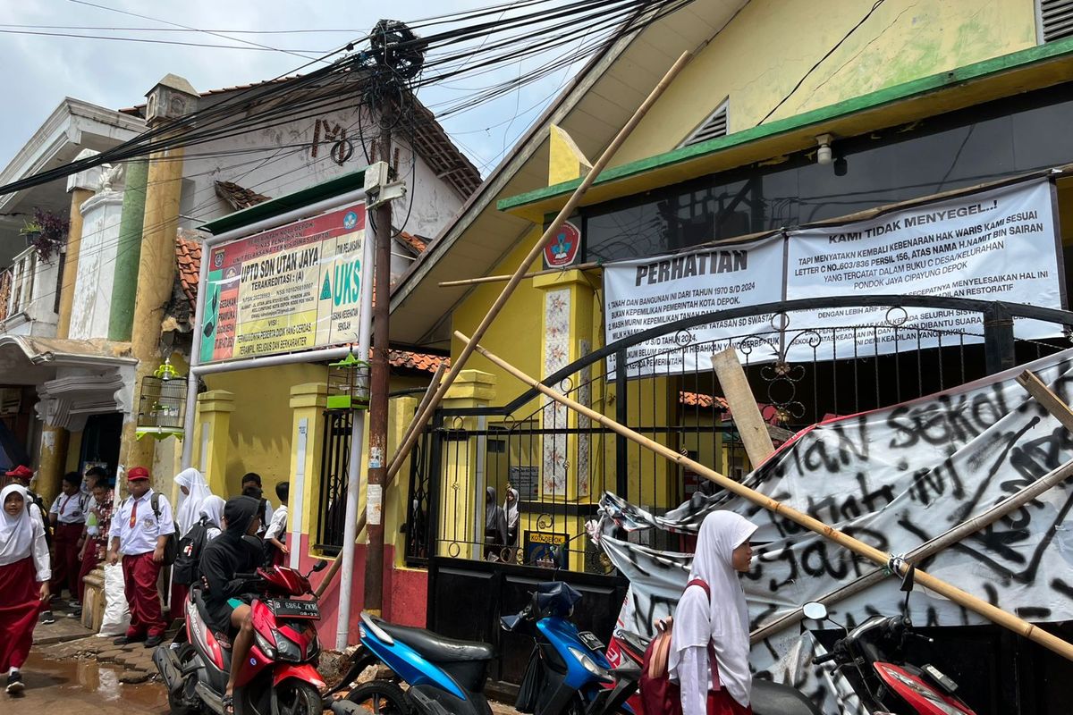 Gerbang SDN Utan Jaya Depok Disegel Pemilik Lahan, Siswa Belajar di Lapangan