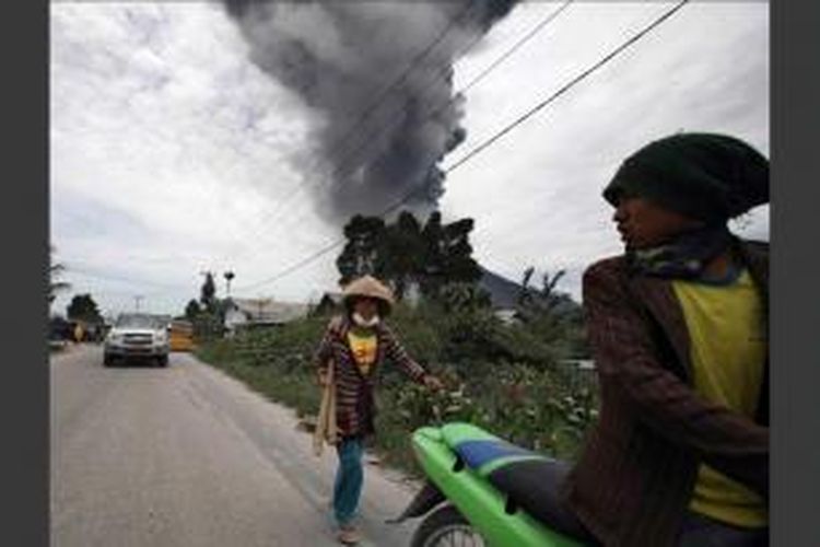 Warga melarikan diri ketika Gunung Sinabung di Kabupaten Karo, Sumut, meletus lagi pada Selasa, 17 September 2013 pukul 12.03. Gunung meletus pada Minggu dan mengharuskan ribuan warga yang tinggal di kaki gunung segera mengungsi. Status gunung masih Siaga III.