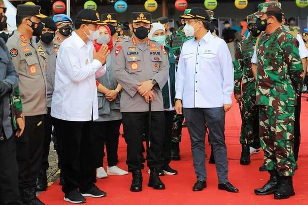 Wali Kota (Walkot) Madiun Maidi berbincang dengan Kapolri Jenderal Listyo Sigit Prabowo, Panglima TNI Marsekal Hadi Tjahjanto, dan Menkes Budi Gunadi Sadikin terkait capaian vaksinasi di Kota Pendekar, pada Jumat (18/6/2021).