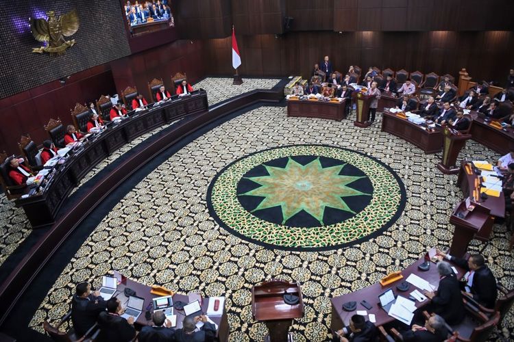 Suasana berlangsungnya sidang lanjutan sengketa hasil Pilpres 2024 di Mahkamah Konstitusi, Jakarta, Rabu (3/4/2024). Sidang tersebut beragenda mendengarkan keterangan saksi dan ahli yang dihadirkan oleh termohon yakni KPU membawa satu ahli dan dua saksi fakta, sedangkan Bawaslu membawa satu ahli dan tujuh saksi. ANTARA FOTO/M Risyal Hidayat/tom,.