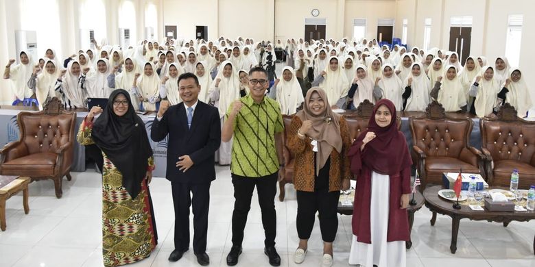 Badan Nasional Penanggulangan Terorisme (BNPT) memberikan edukasi tentang penanganan terorisme kepada ratusan mahasiswi jurusan Hubungan Internasional (HI), Fakultas Humaniora, Universitas Darussalam (Unida) Gontor di Ngawi, Jawa Timur (Jatim), Rabu (10/7/2024). (DOK. Humas BNPT)