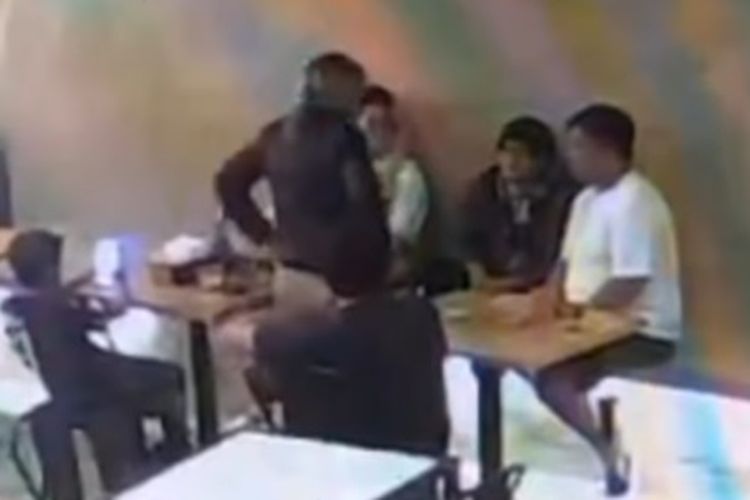 Tangkapan layar video dugaan penganiayaan yang dilakukan seorang DJ di sebuah kafe di Magelang.