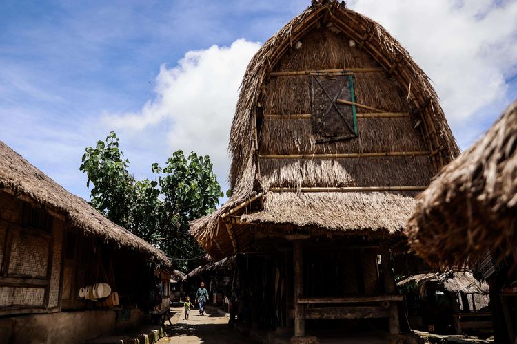 Suasana di Desa Adat Sade di Rembitan, Pujut, Lombok Tengah, Nusa Tenggara Barat, Rabu (16/3/2022). Desa Adat Sade menjadi salah satu destinasi wisata yang melengkapi aspek Sport Tourism dalam pergelaran Pertamina Grand Prix of Indonesia di Sirkuit Mandalika.