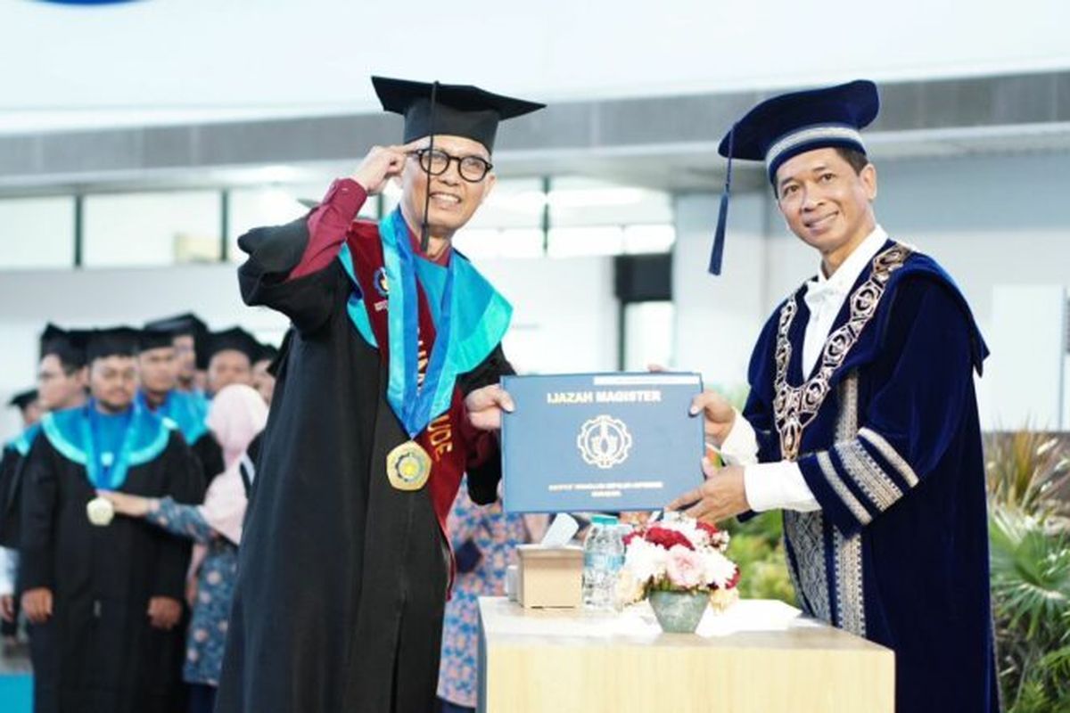 Mohammad Ridwan Utina menjadi mahasiswa S2 tertua yang Institut Teknologi Sepuluh Nopember (ITS) di tahun 2024 tepatnya pada wisuda ke-130, Minggu (22/9/2024)
