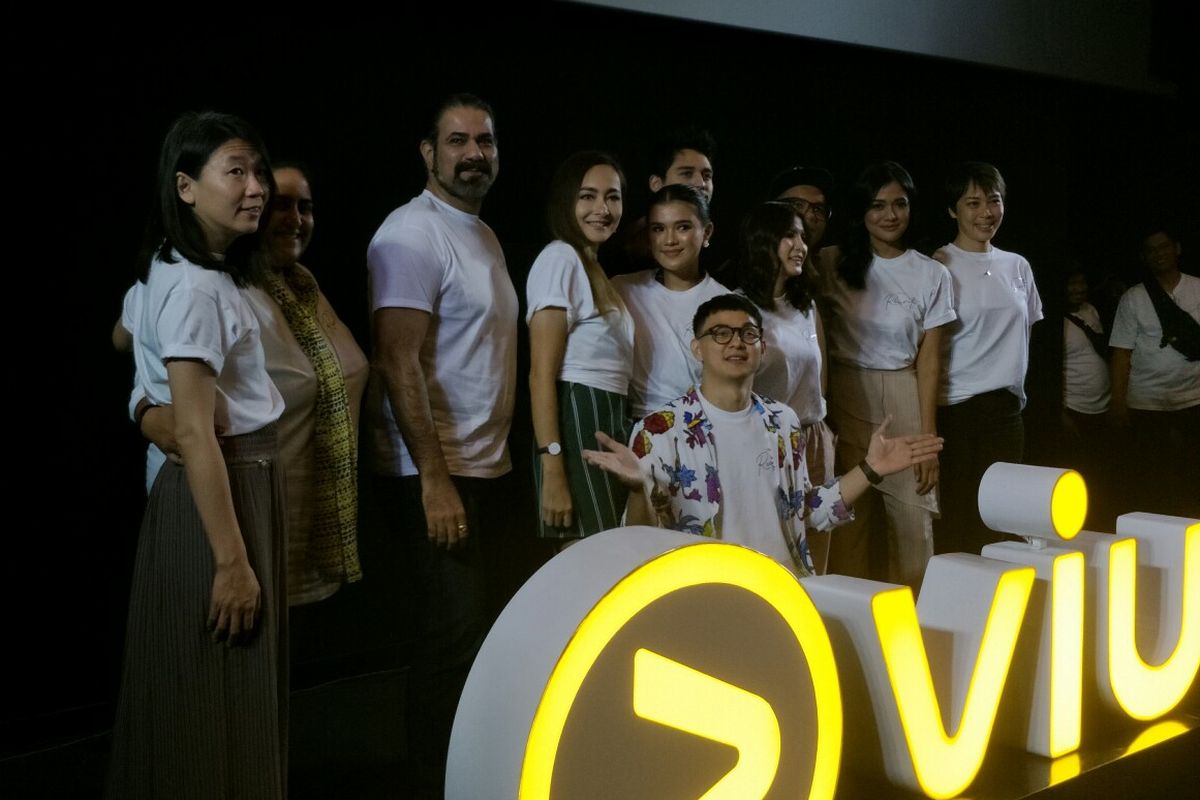 Seluruh pemain, sutradara dan produser serial Viu Rewrite dalam jumpa pers di kawasan SCBD, Jakarta Selatan, Rabu (15/5/2019).