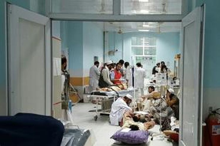 Para dokter MSF merawat para korban luka yang jatuh akibat serangan pasukan Afganistan dan AS terhadap sebuah rumah sakit di kota Kunduz, Sabtu (3/10/2015), yang menewaskan sedikitnya 16 orang.