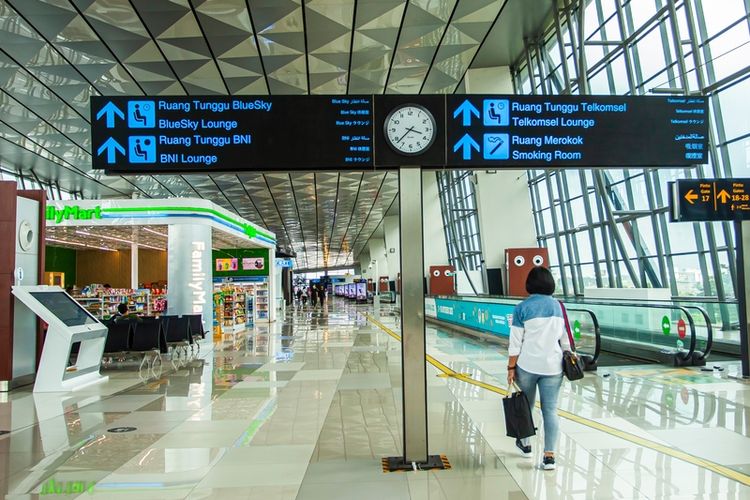 Bandara Soekarno-Hatta Tangerang, Banten. Aturan Baru Naik Pesawat Per 209 Agustus 2022 