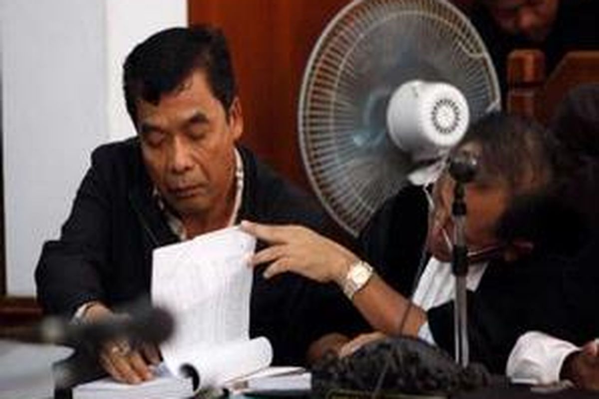 Mantan Deputi V Badan Intelijen Negara (BIN), Muchdi Pr (kiri) menjalani persidangan terkait kasus dugaan pembunuhan aktivis HAM Munir di Pengadilan Negeri Jakarta Selatan, Kamis (6/11). Agenda persidangan kali ini adalah pembacaan berita acara pemeriksaan saksi Budi Santoso.