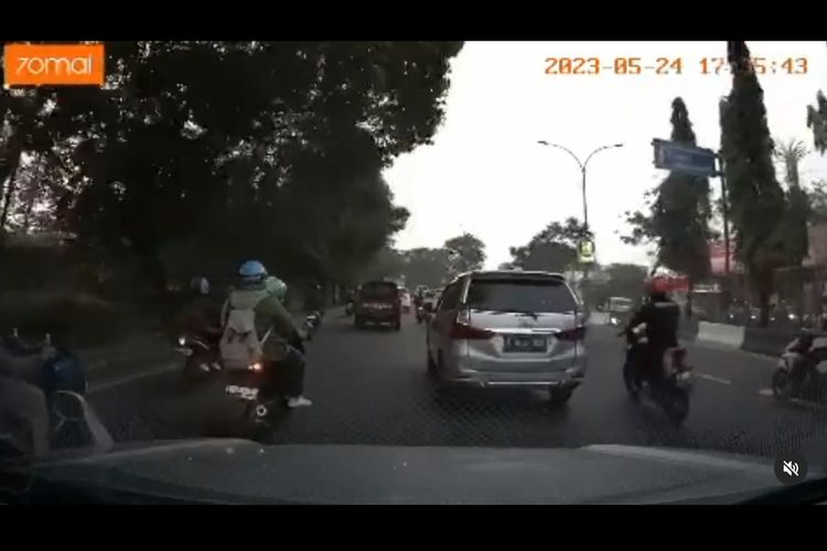 Pengendara sepeda motor menggunakan sein saat berbelok tanpa memikirkan dan mengambil jarak aman.