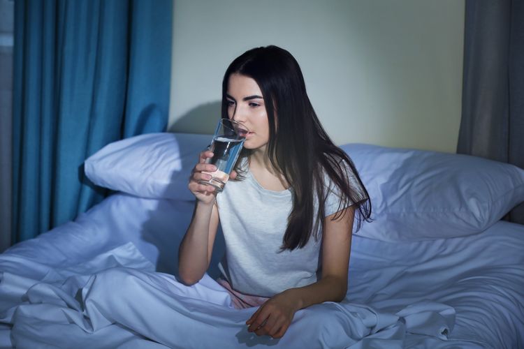 Ilustrasi minum air putih sebelum tidur