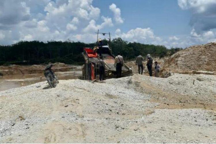 Petugas kepolisian menemukan mesin dompeng di lokasi penambang emas ilegal di Kuantan Singingi Riau.