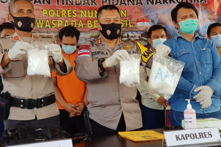 Kapolres Nunukan Kaltara AKBP Syaiful Anwar (tengah) menunjukkan barang bukti pengungkapan 2 kg sabu sabu tangkapan 6 Desember 2020