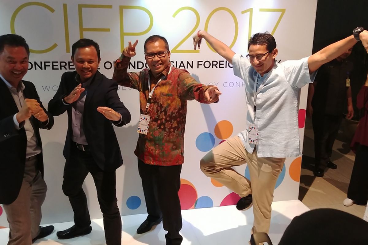 Wakil Gubernur DKI Jakarta Sandiaga Uno kembali berfoto dengan gaya jurus bangau andalannya saat hadir di acara Conference on Indonesian Foreign Policy (CIFP) 2017 di Kota Kasablanka, Jakarta, Sabtu (21/10/2017). 