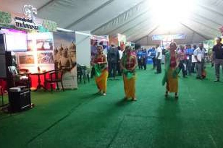 Para penari Jawa dari Suriname tampil di depan stan Indonesia di GuyExpo2016 di Georgetown, Guyana yang digelar pada 12-15 Mei lalu.