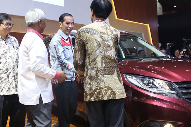 Presiden Joko Widodo saat melihat langsung GLORY 580 di Indonesia International Motor Show 2018 di JIExpo