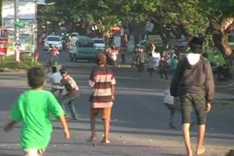 Dua kelompok remaja di Kabupaten Gowa, Sulawesi Selatan terlibat tawuran ditengah jalan raya yang menghubungkan kabupaten setempat dengan kota Makassar. Minggu, (29/06/2014).